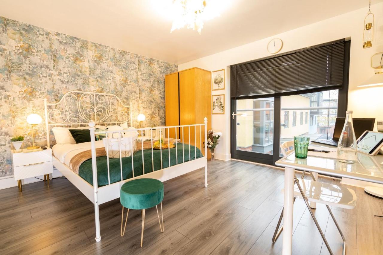 Luxe Place - Netflix & Workspace For 6 Birmingham Bagian luar foto