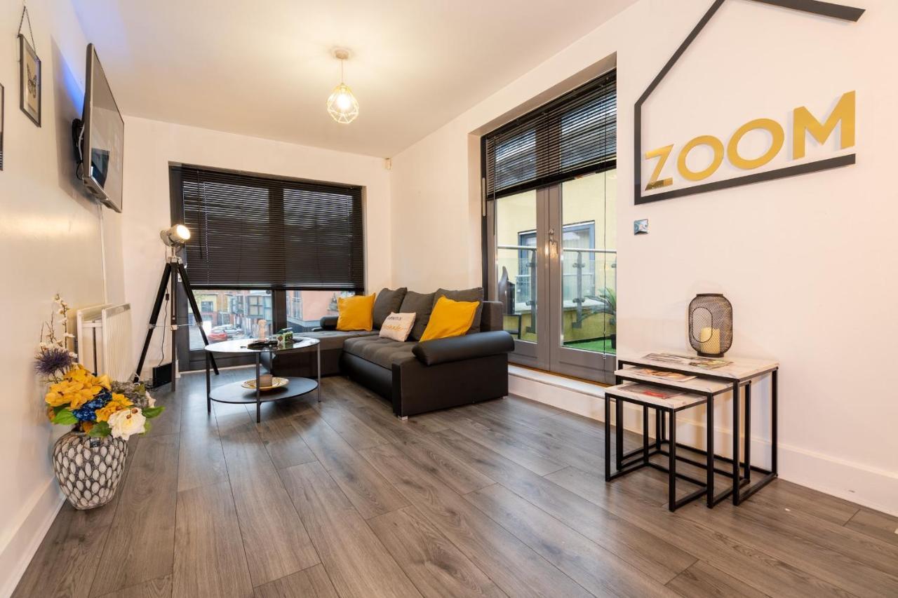 Luxe Place - Netflix & Workspace For 6 Birmingham Bagian luar foto