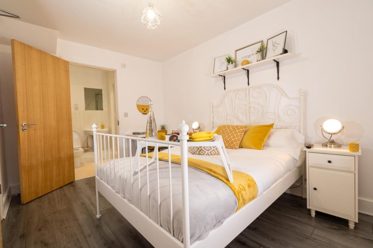 Luxe Place - Netflix & Workspace For 6 Birmingham Bagian luar foto