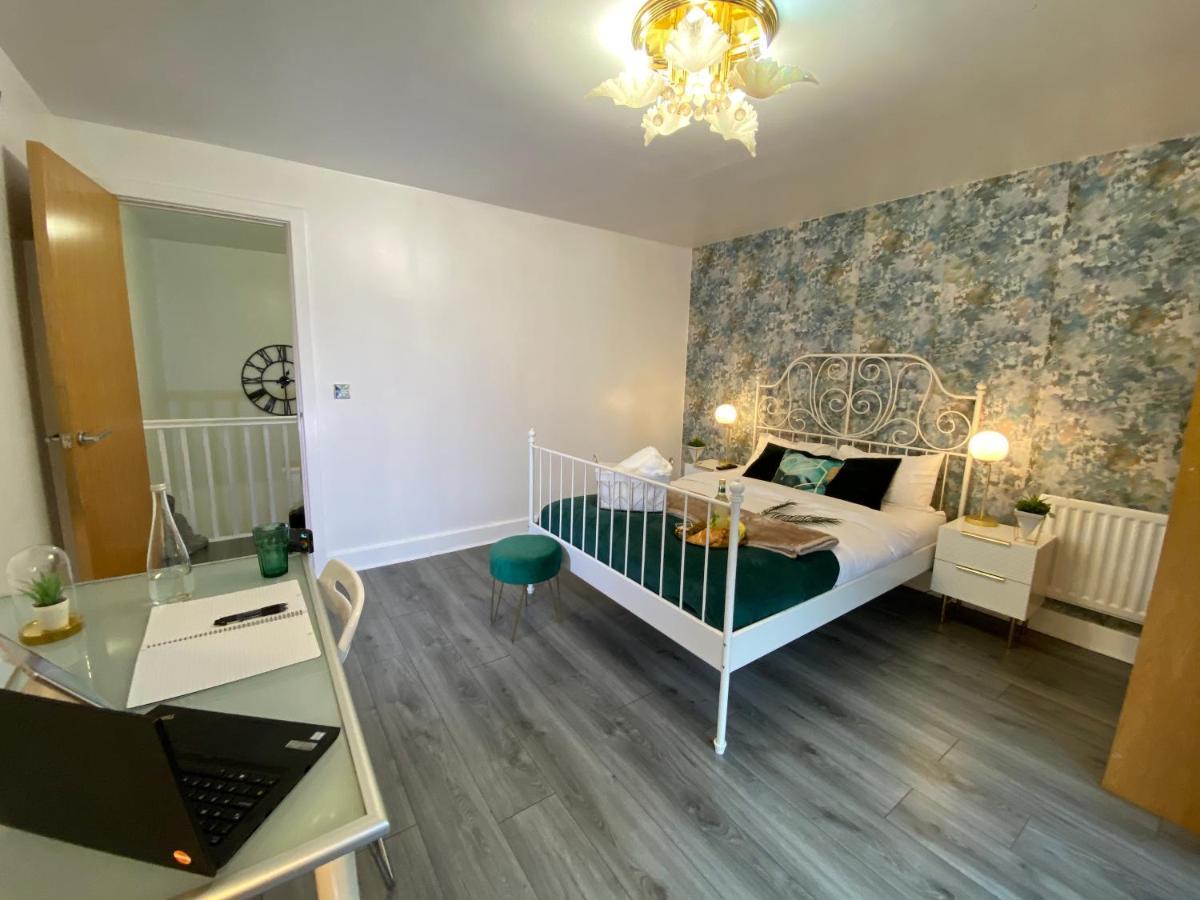 Luxe Place - Netflix & Workspace For 6 Birmingham Bagian luar foto