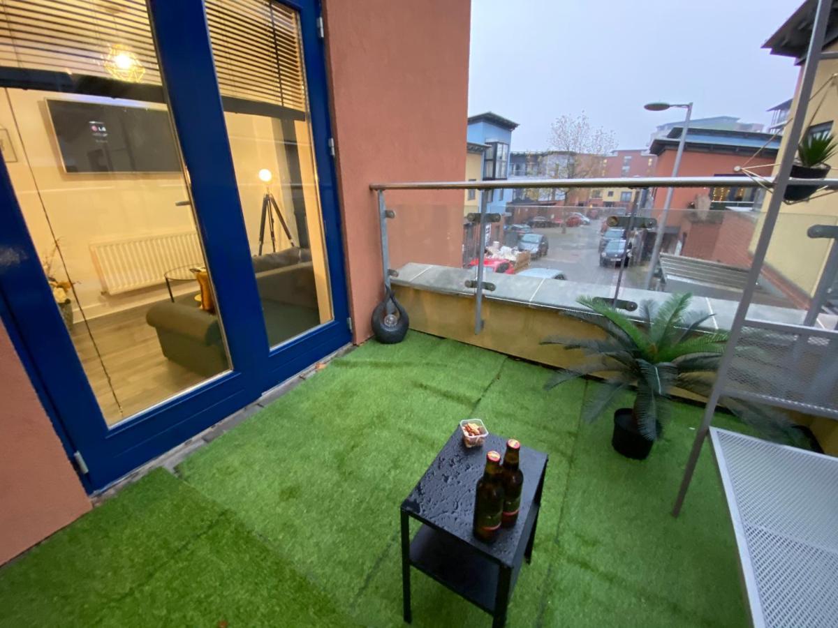 Luxe Place - Netflix & Workspace For 6 Birmingham Bagian luar foto