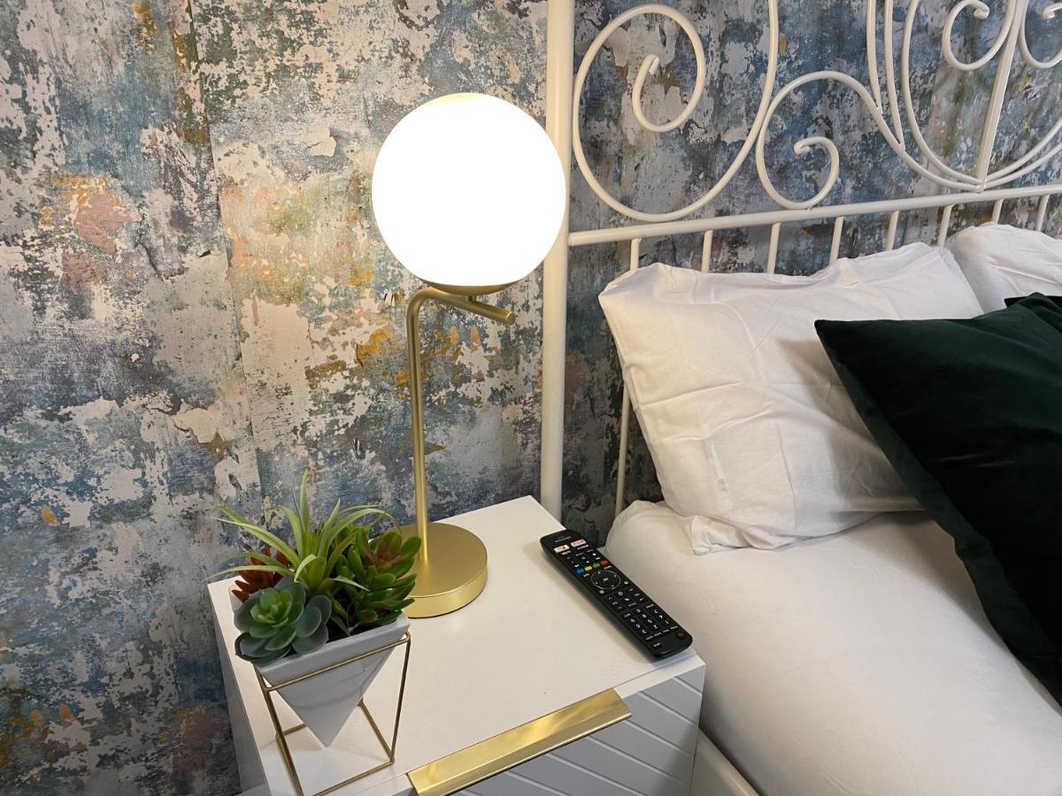 Luxe Place - Netflix & Workspace For 6 Birmingham Bagian luar foto