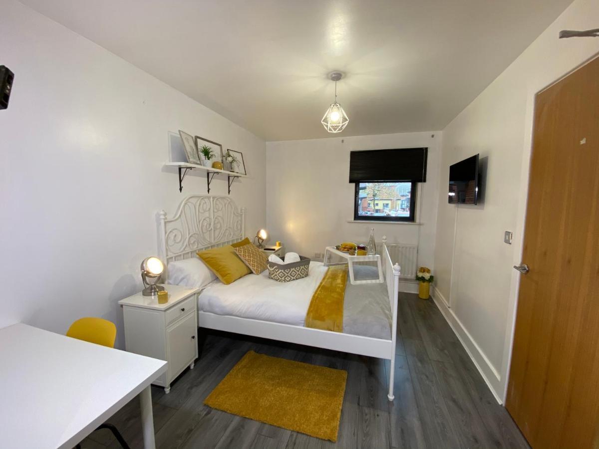 Luxe Place - Netflix & Workspace For 6 Birmingham Bagian luar foto
