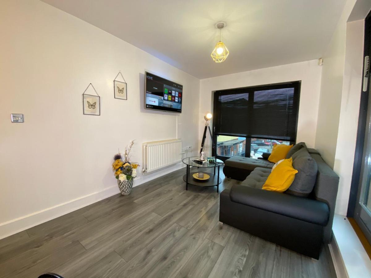 Luxe Place - Netflix & Workspace For 6 Birmingham Bagian luar foto